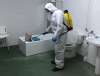Un trabajador desinfecta el baño de una residencia de Soria.