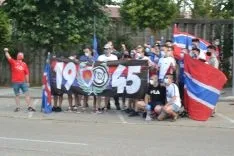 Foto 6 - FOTOS: La afici&oacute;n y la ilusi&oacute;n inundan la entrada al estadio