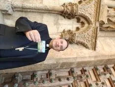 El obispo, ante la entrada principal al templo este miércoles. /DOS