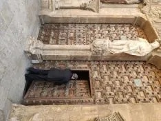 El obispo, ante la entrada principal al templo este miércoles. /DOS