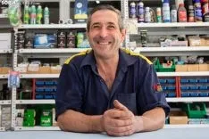 Pablo Ormazabal posa sonriente en su taller. /María Ferrer