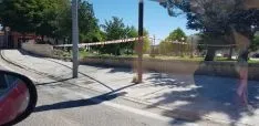 Foto 3 - Un veh&iacute;culo se lleva el muro del parque de Los Pajaritos