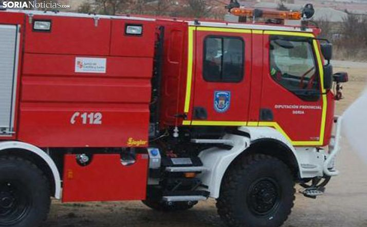 Efectivo de los bomberos de Ólvega en un fuego esta primavera en Fuentes de Ágreda. /SN