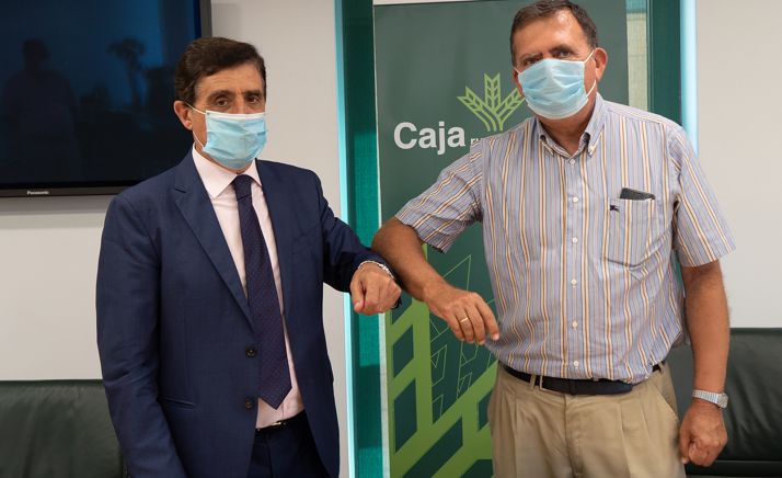 Carlos Martínez Izquierdo y Javier Barrio, tras la rúbrica del acuerdo. /CRS