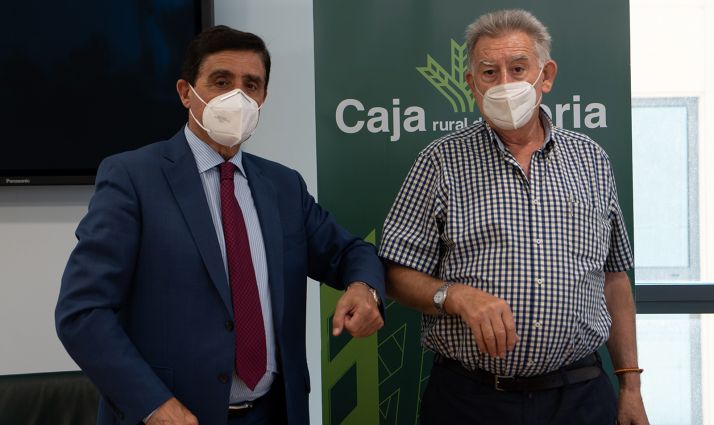 Martínez (izda.) y García, tras la rúbrica del convenio. /CRS