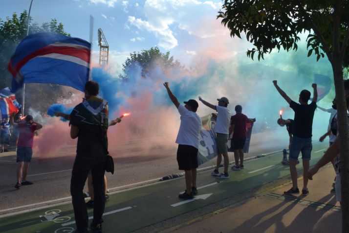 FOTOS: La afición y la ilusión inundan la entrada al estadio