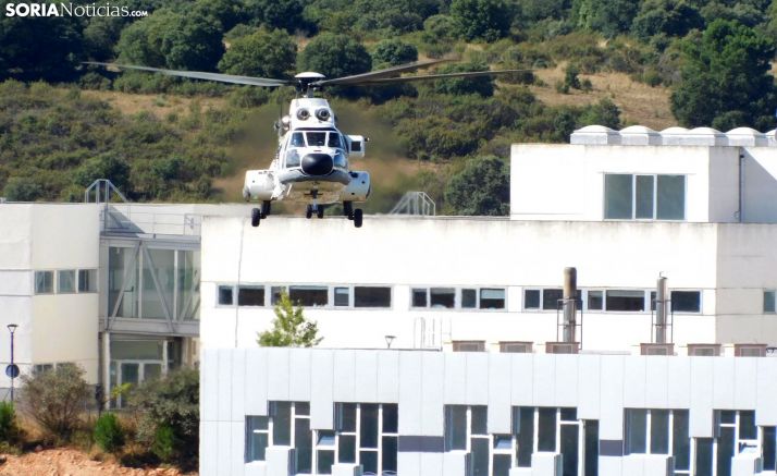 El helicóptero de la Casa Real hoy, antes de tomar tierra en el Estadio de los Pajaritos. Al fondo, el Campus Duques de Soria. /SN