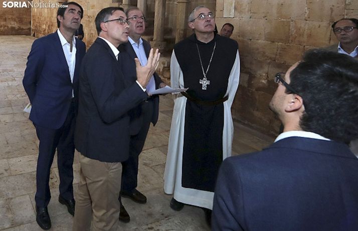Suárez-Quiñones (izda.), en una visita al monasterio de Huerta tras la riada de 2018. /SN