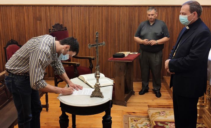 José Antonio García rubrica el juramento de fidelidad antes de su diaconado