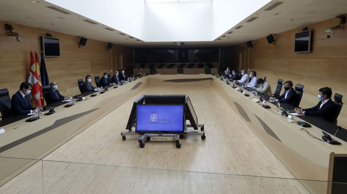 Reunión entre representantes del sector taurino y la Junta este miércoles en las Cortes regionales. /Jta.