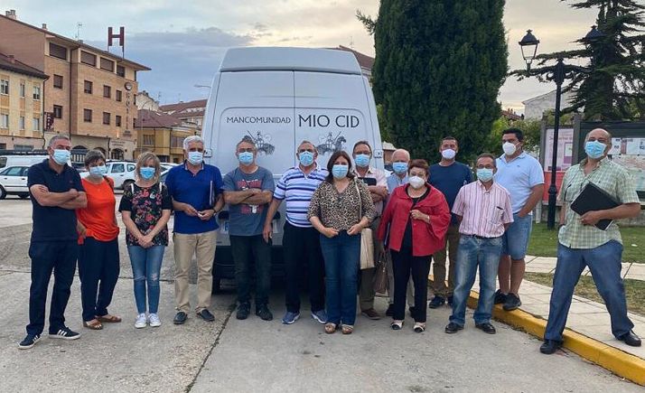 Miembros de la agrupación y el vehículo. 