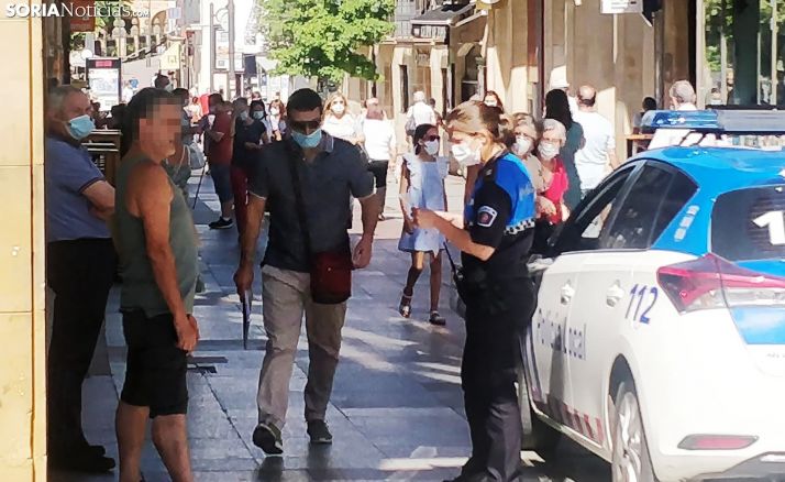 La Policía Local de Soria informa a un ciudadano que no portaba mascarilla.