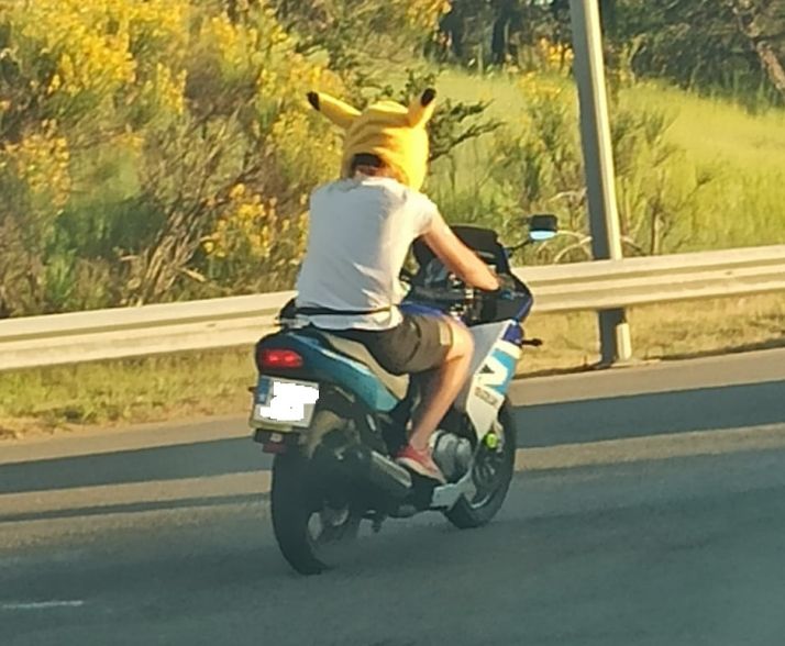 ¿Qué hace Pikachu conduciendo una moto por Soria?