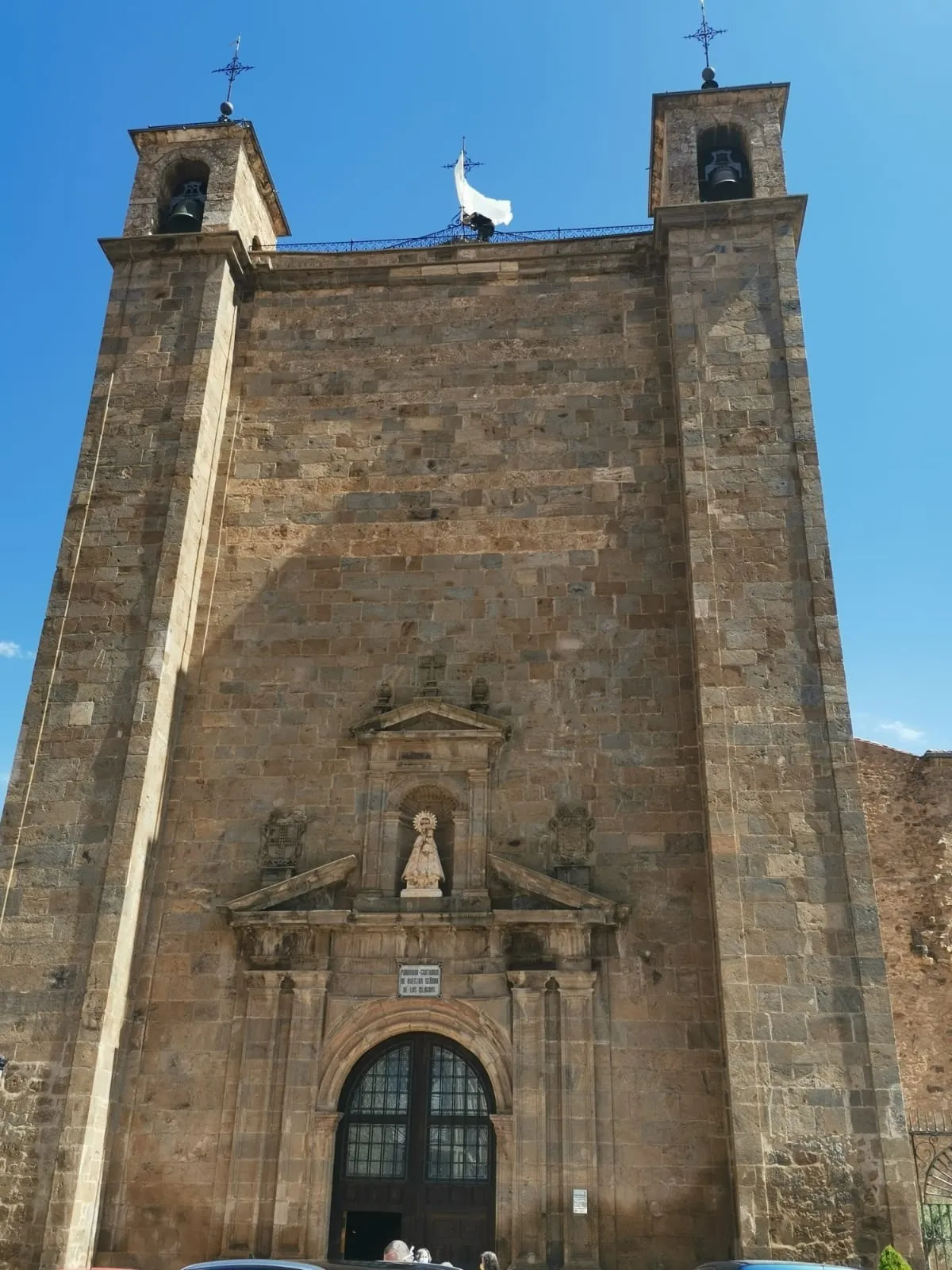 Una bandera blanca en lo alto del tempo parroquial agredeño. 