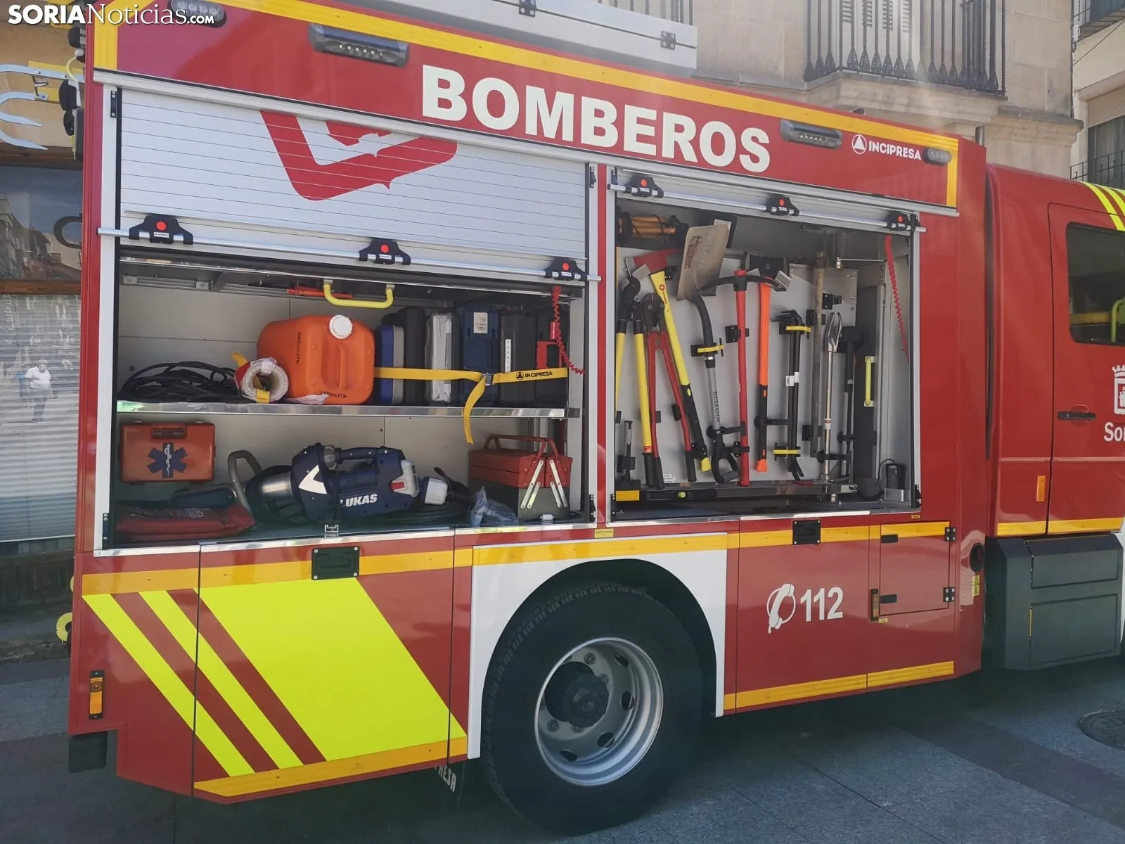Foto 2 - Unos desprendimientos de una fachada provoca el cierre de la calle Zapater&iacute;a en la capital soriana
