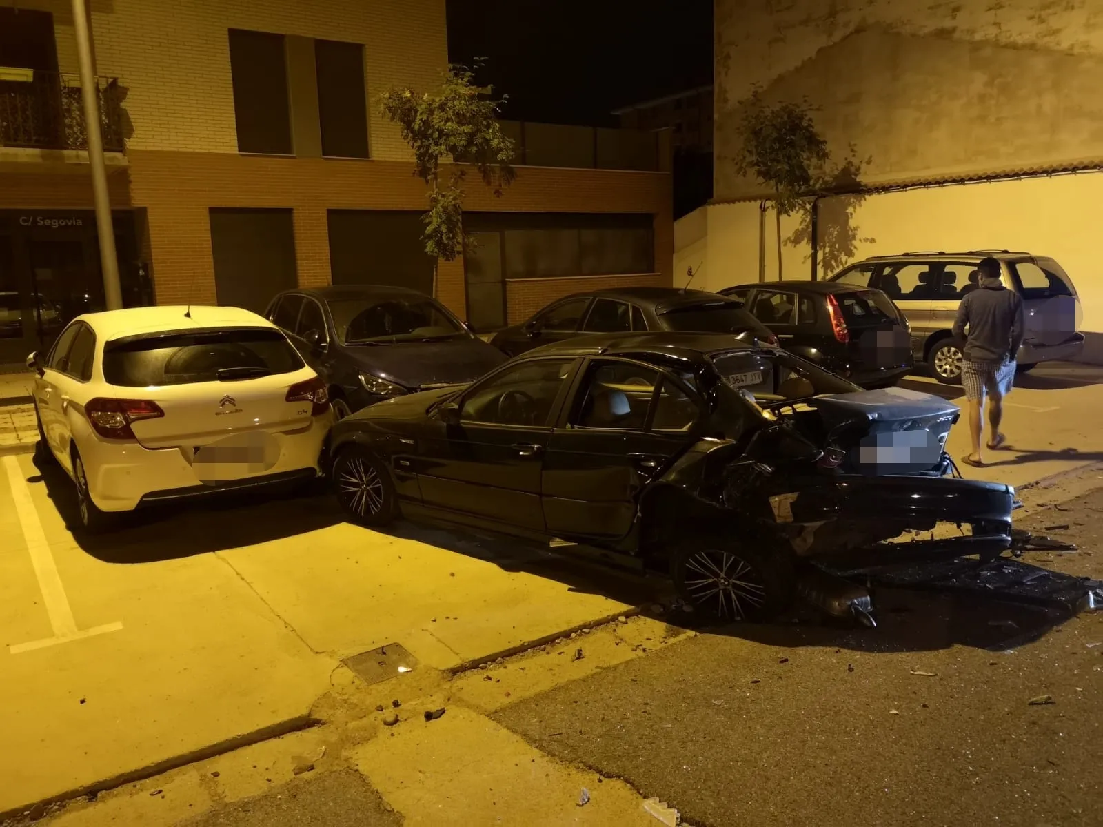 Foto 2 - Un conductor borracho se lleva varios veh&iacute;culos aparcados en Soria