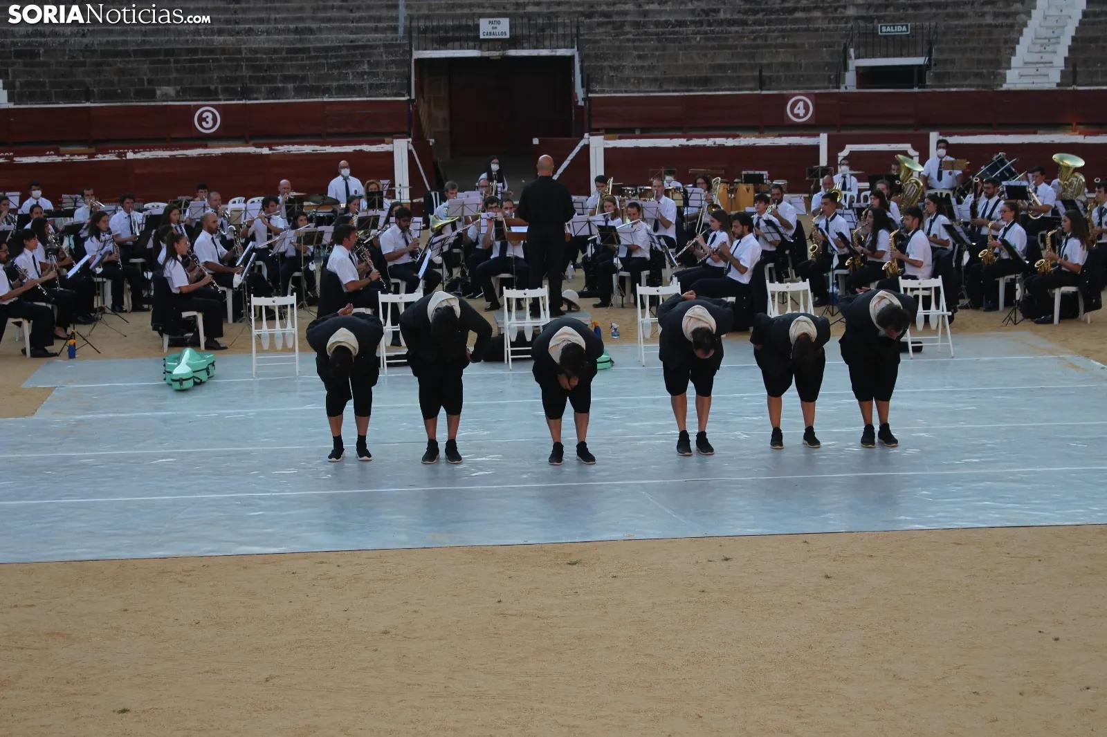 Foto 11 - GALER&Iacute;A: Orquesta de malabares con la Banda Municipal
