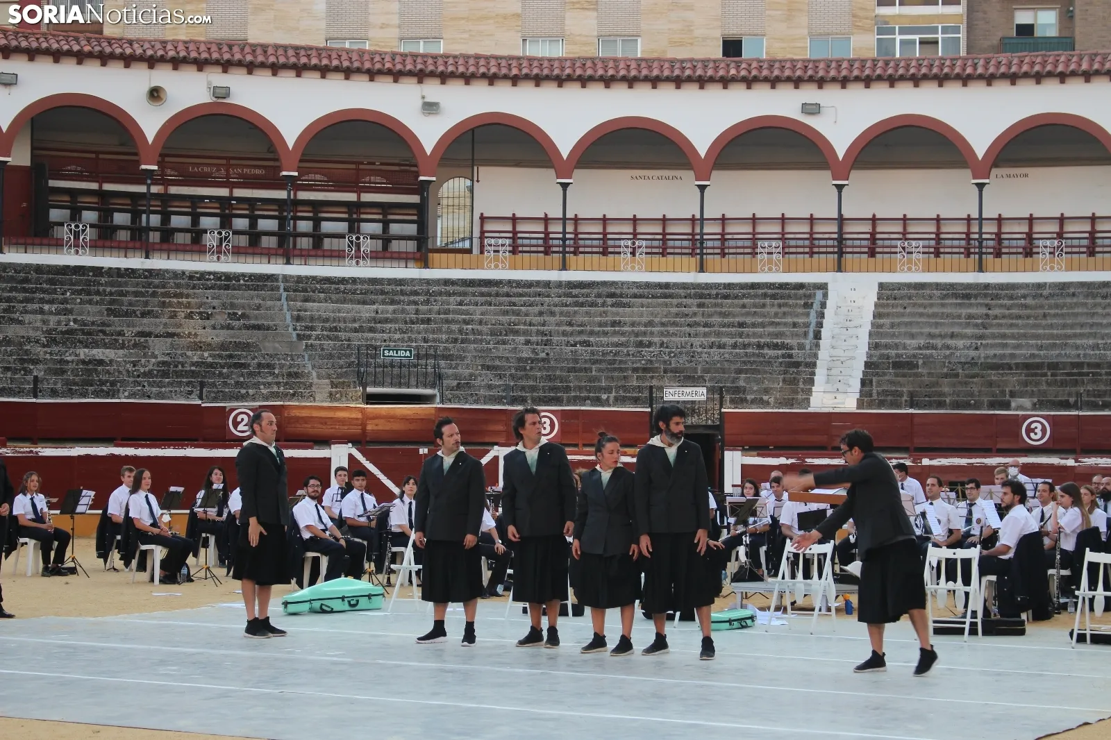 Foto 14 - GALER&Iacute;A: Orquesta de malabares con la Banda Municipal