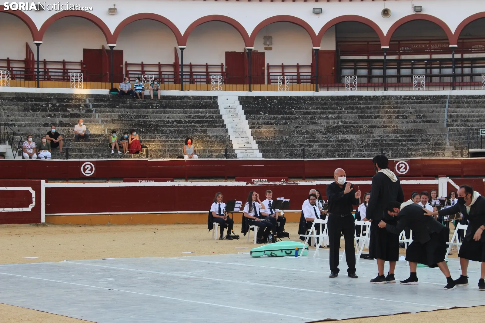 Foto 15 - GALER&Iacute;A: Orquesta de malabares con la Banda Municipal