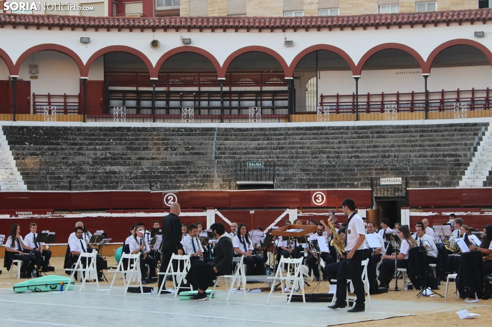 Foto 16 - GALER&Iacute;A: Orquesta de malabares con la Banda Municipal