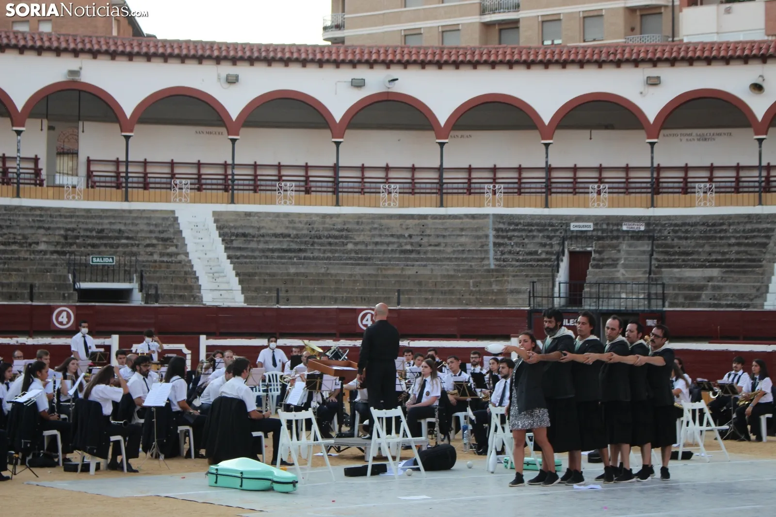 Foto 12 - GALER&Iacute;A: Orquesta de malabares con la Banda Municipal