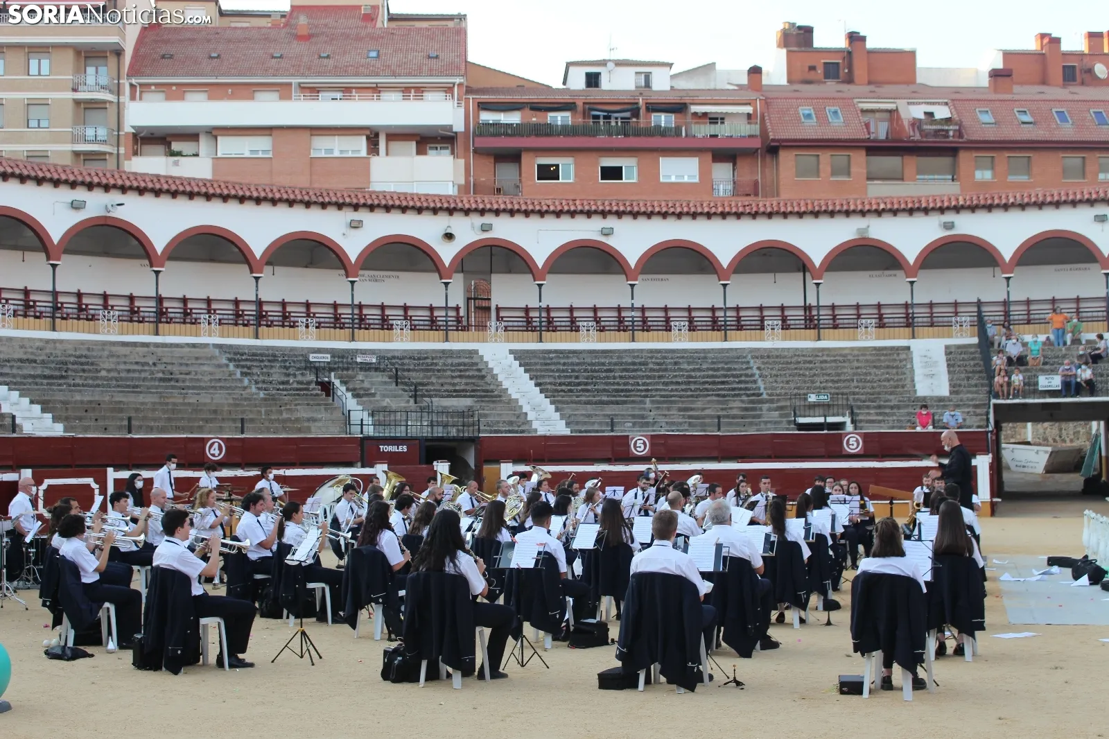 Foto 10 - GALER&Iacute;A: Orquesta de malabares con la Banda Municipal
