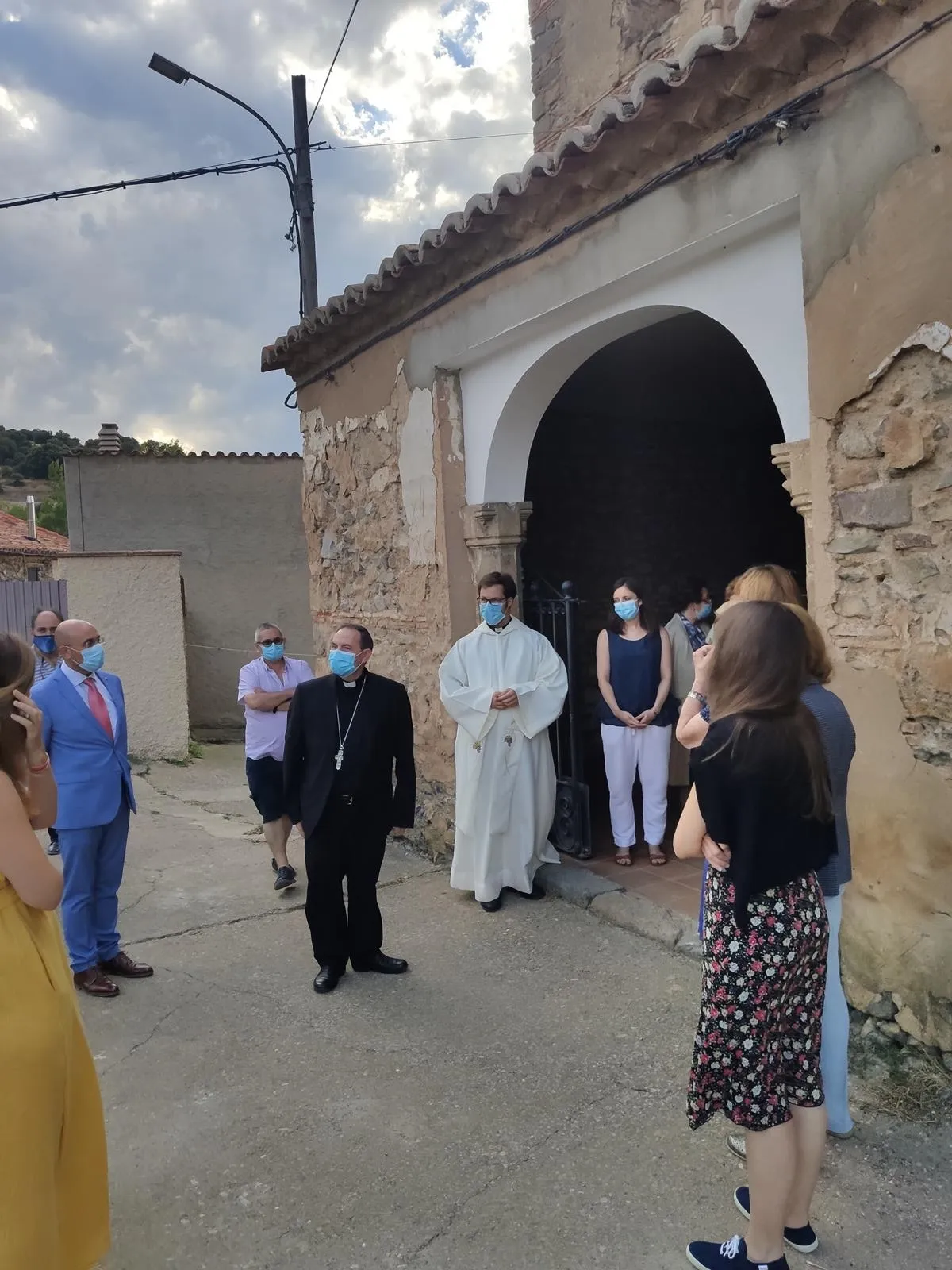 Foto 2 - El Obispo visita Fuentes de &Aacute;greda y bendice las obras de rehabilitaci&oacute;n de la parroquia