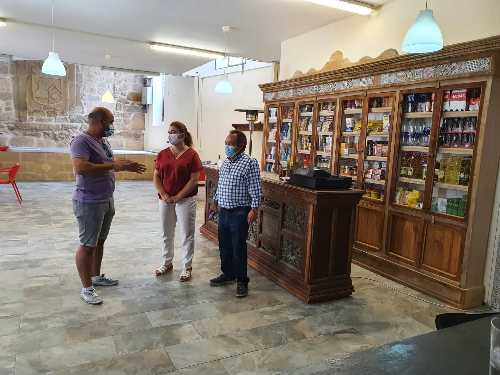 Visita de la Diputación a establecimientos multiservicios.