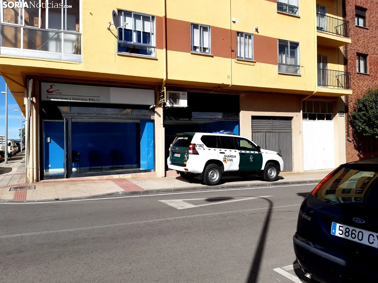 Vehículos de las Fuerzas y Cuerpos de Seguridad en La Barriada.
