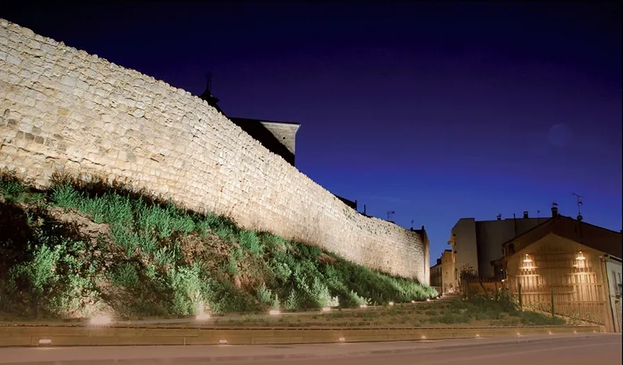 Lienzo de muralla, recuperado recientemente.