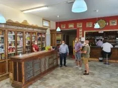 Visita de la Diputación a establecimientos multiservicios.