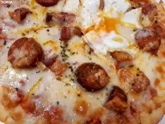 Pizza de torreznos.