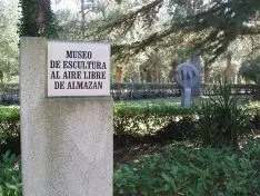 La Arboleda albergua un museo de escultura al aire libre.