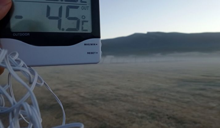 Un termómetro marca la temperatura en los alrededores de Durelo al amanecer. /AS