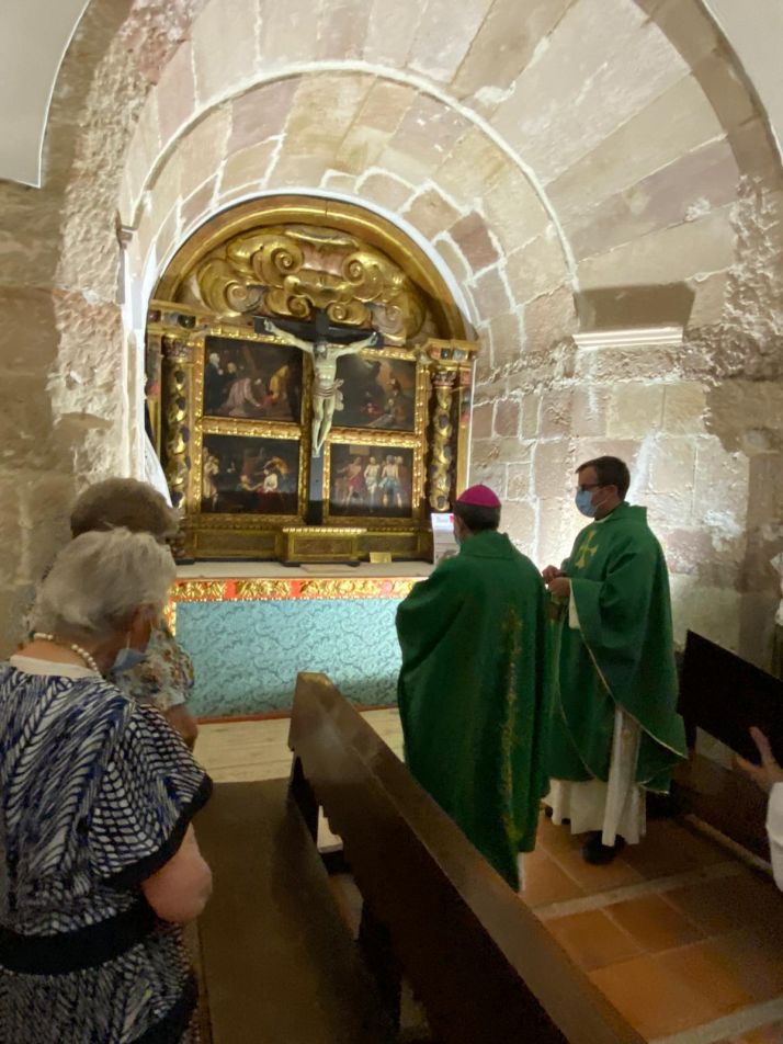 Bendición del retablo de la Pasión por el obispo de Osma-Soria.