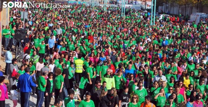 Una multitudinaria convocatoria de la marcha Camino Contra el Cáncer, organizada por la asamblea provincial de la AECC. /SN 