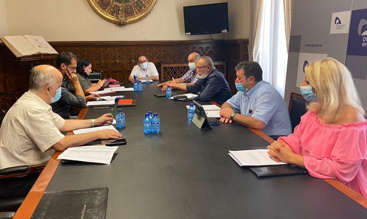 Reunión para analizar las nuevas bases de Servicios Sociales. /Dip.