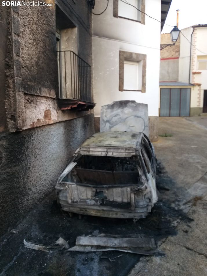 Una coche queda calcinado por un incendio en la vecina localidad zaragozana de Pomer