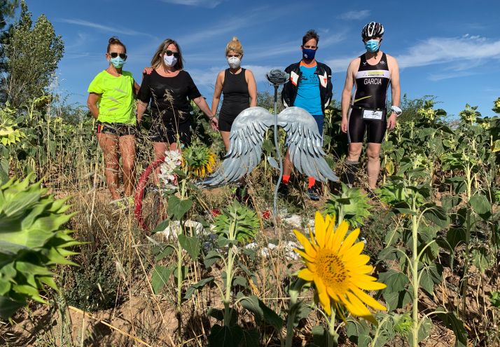 Girasoles, esculturas y mascarillas, en el triatlón homenaje a María García