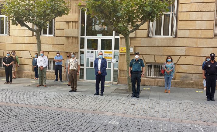 Una imagen del minuto de silencio guardado este lunes ante la sede de la Subdelegación del Gobierno. /SdG