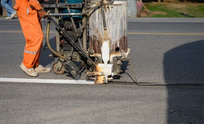 Labores de pintado de una calle. 