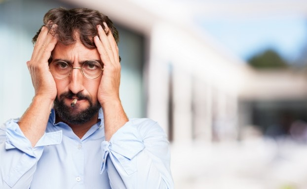 España prohibe fumar en la calle si hay alguien a menos de 2 metros de distancia