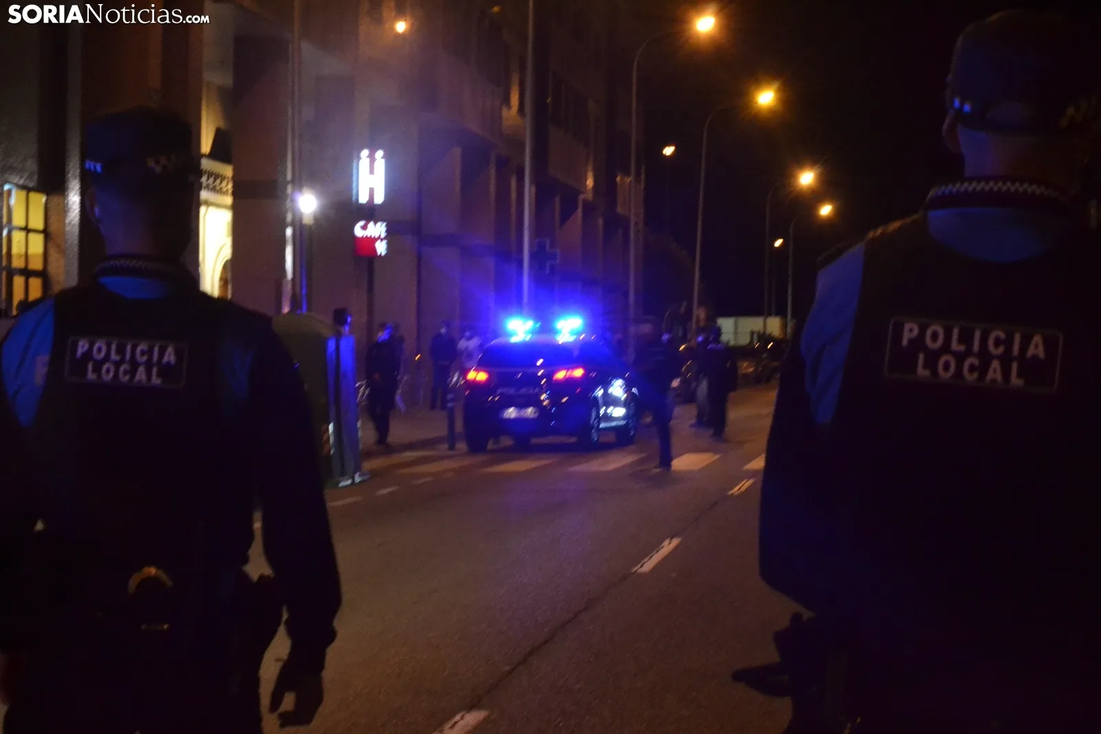 Foto 10 - AMPLIACI&Oacute;N: La Polic&iacute;a Nacional desaloja el bar Vela por una amenaza de bomba