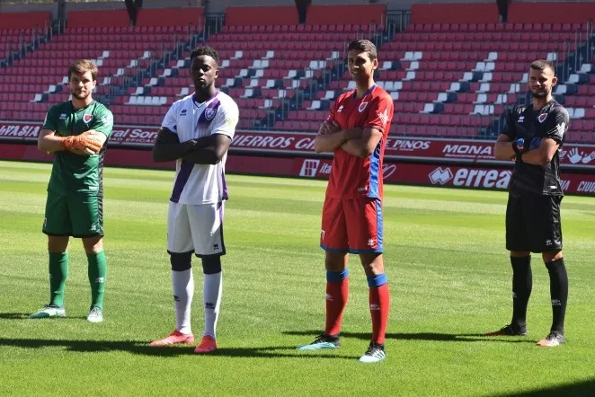 Foto 9 - Fotos: La nueva equipaci&oacute;n del Numancia cuenta con el Caballito pero se olvida del pantal&oacute;n azul