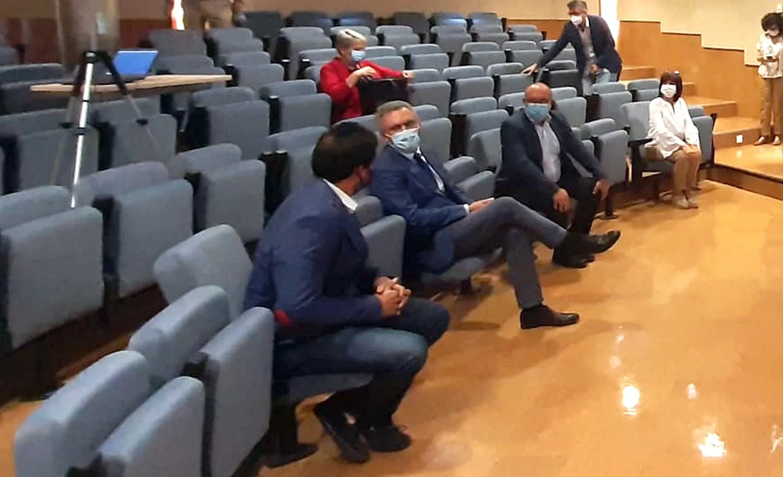 El delegado (2º izda.) a la entrada de las instalaciones. 