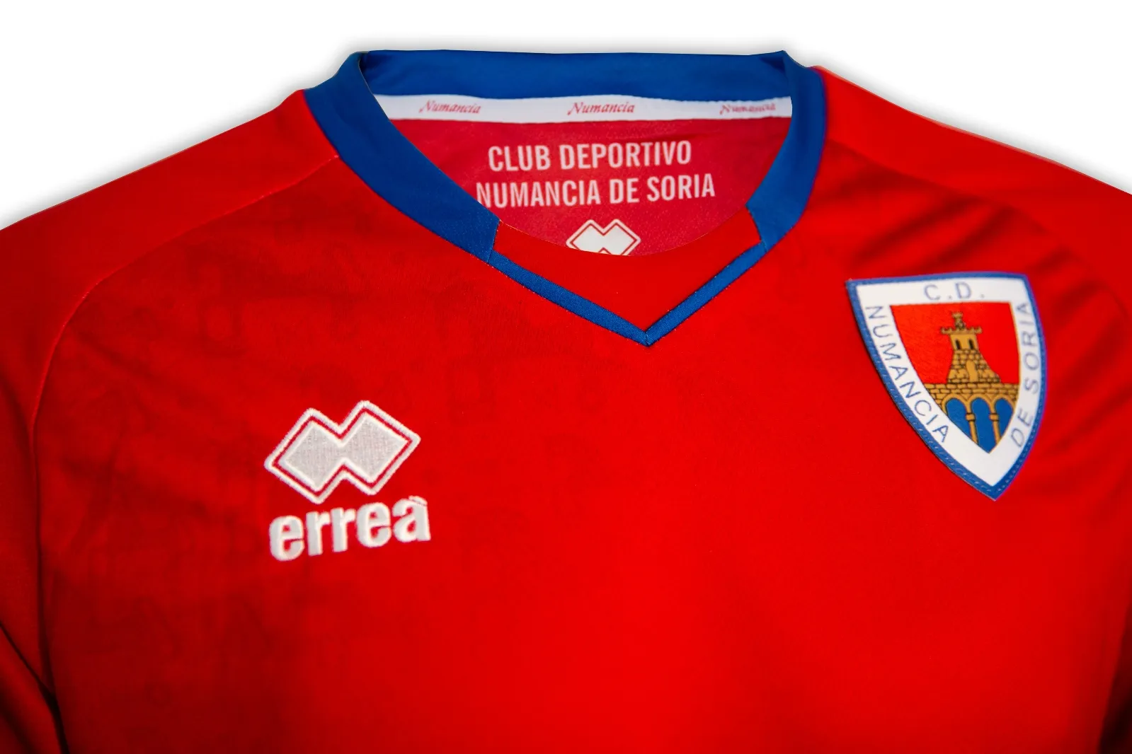 Foto 2 - Fotos: La nueva equipaci&oacute;n del Numancia cuenta con el Caballito pero se olvida del pantal&oacute;n azul