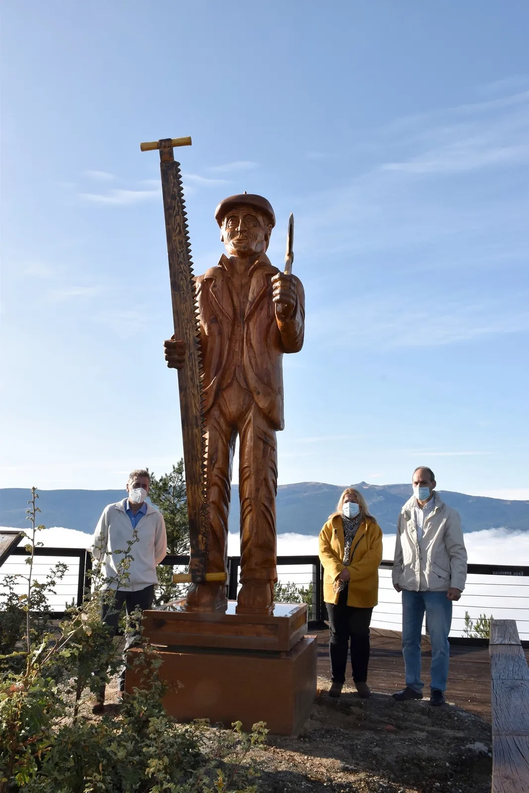 Foto 2 - El paraje Cabeza Alta, en Duruelo, luce una nueva escultura de un hachero realizada en madera