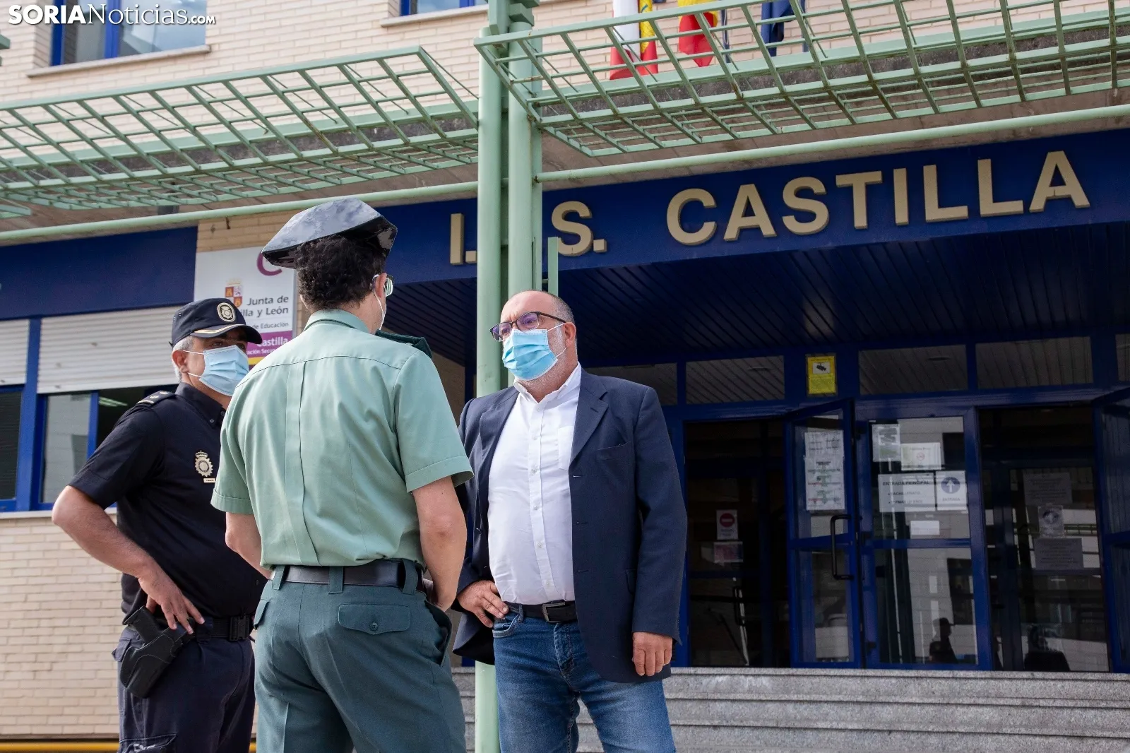 Miguel Latorre acompañado por el Inspector Jefe de la Policía Nacional, Emilio Moya Prada, y al Teniente Coronel de la Comandancia de la Guardia Civil, Andrés Velarde. María Ferrer