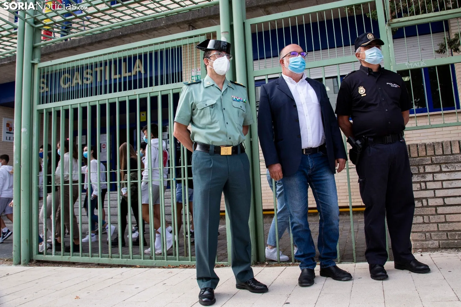 Miguel Latorre acompañado por el Inspector Jefe de la Policía Nacional, Emilio Moya Prada, y al Teniente Coronel de la Comandancia de la Guardia Civil, Andrés Velarde. María Ferrer