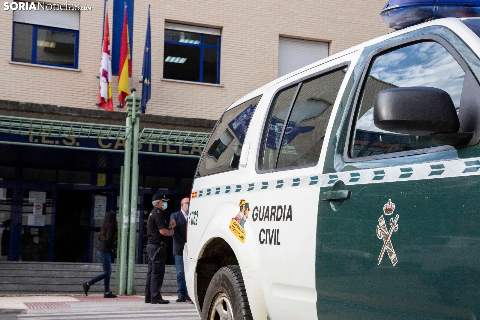 Miguel Latorre acompañado por el Inspector Jefe de la Policía Nacional, Emilio Moya Prada, y al Teniente Coronel de la Comandancia de la Guardia Civil, Andrés Velarde. María Ferrer